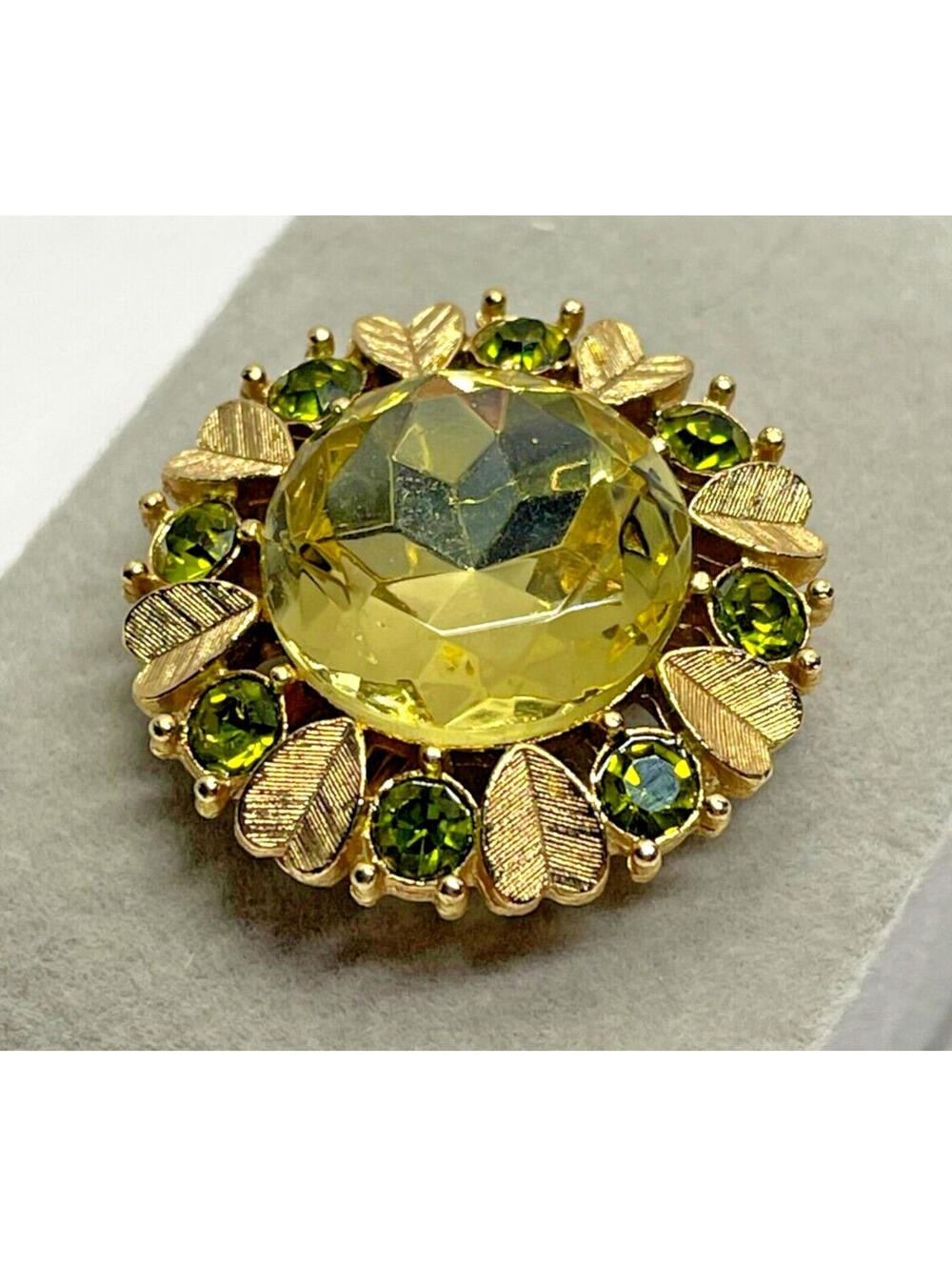 Avon Yellow & Emerald Green Stones Gold Tone Hearts Rhinestones Vintage 1.25" - Picture 2 of 7